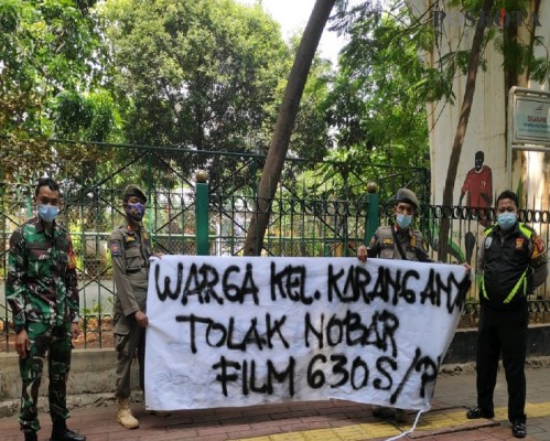 Satpol PP Tertibkan Sejumlah Spanduk Tolak Nobar G30S/PKI di Jakpus  